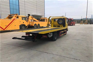 新民非事故拖车